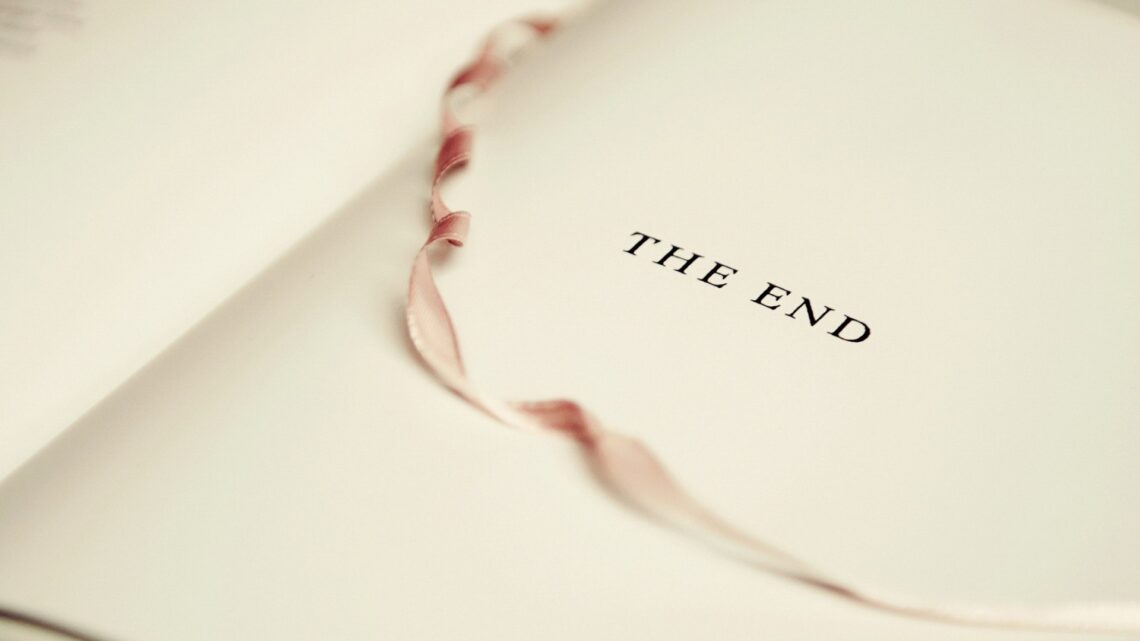 Papel em branco escrito "the end"