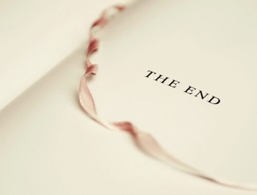 Papel em branco escrito "the end"